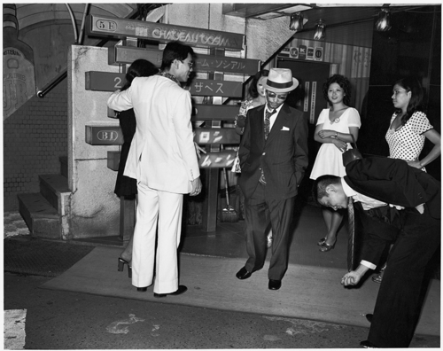 Flash Up. Excuse me, you dropped a 100 yen coin. Ikebukuro, 1975 ©︎ Seiji Kurata