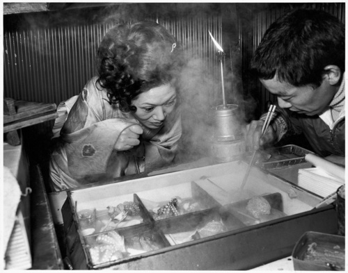 Flash Up. Ah, it's cold out. I'll have that one, this one and the octopus. Ikebukuro, 1976 ©︎ Seiji Kurata